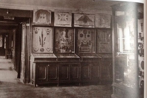 Археологические коллекции  в Директорском коридоре. 1927-1930.