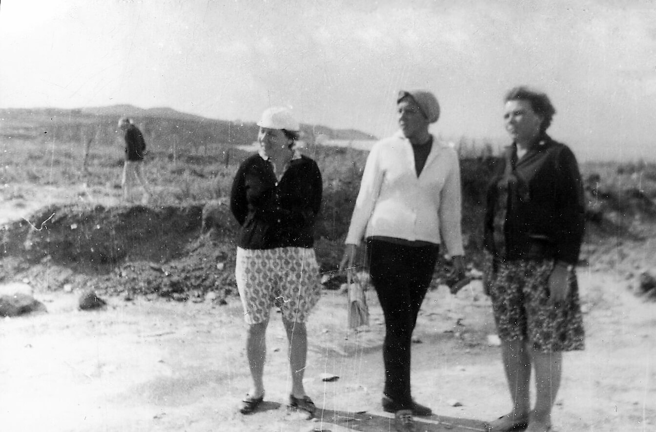 Н.З.Кунина, Н.Л.Грач, К.С.Горбунова на раскопках некрополя. 1970-е