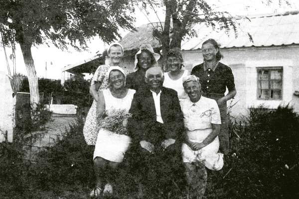 Сотрудники Нимфейской экспедиции в Героевке. 1950-е гг.
